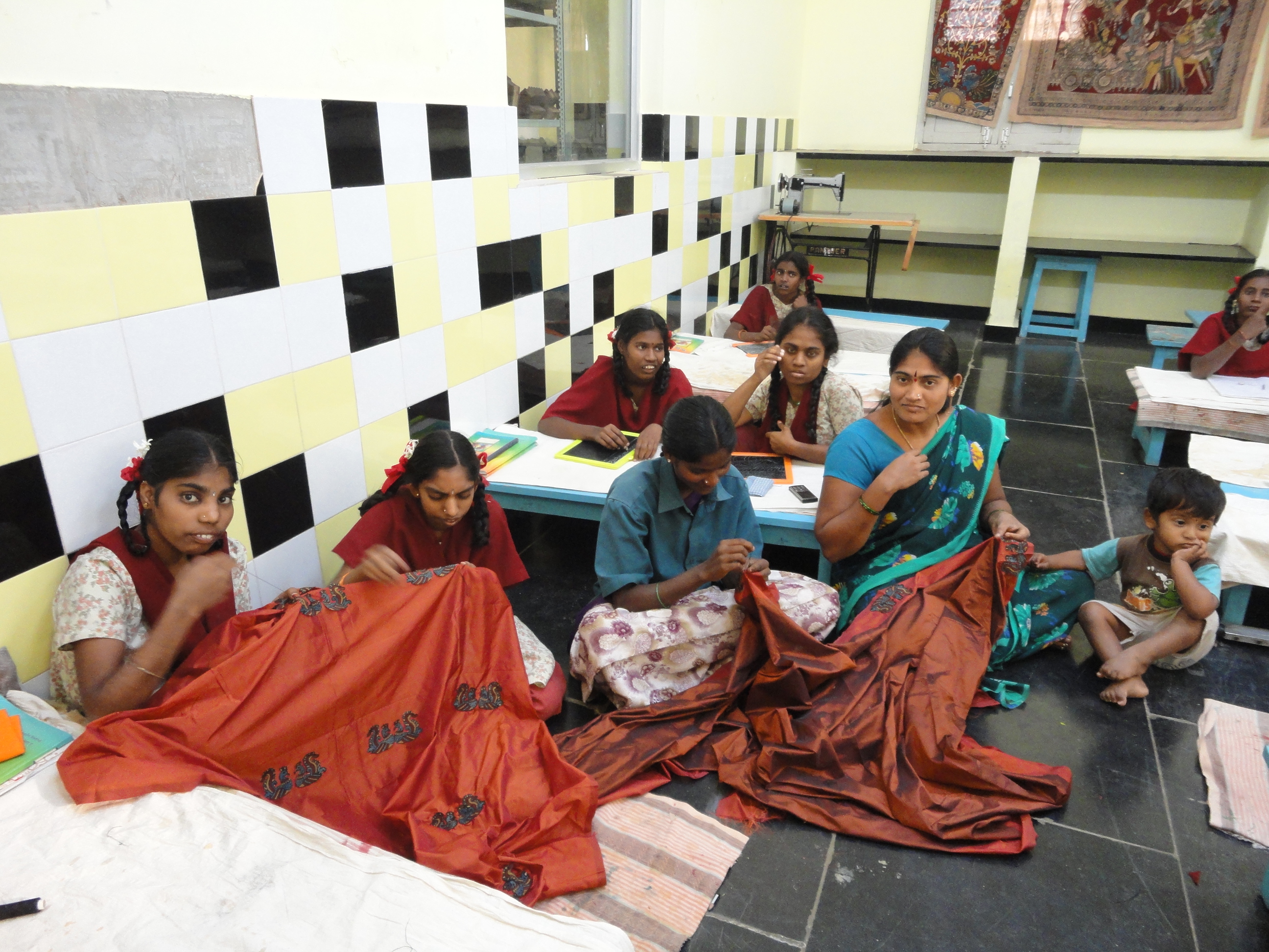 Niñas discapacitadas indias trabajando con telas. Fundación Vicente Ferrer